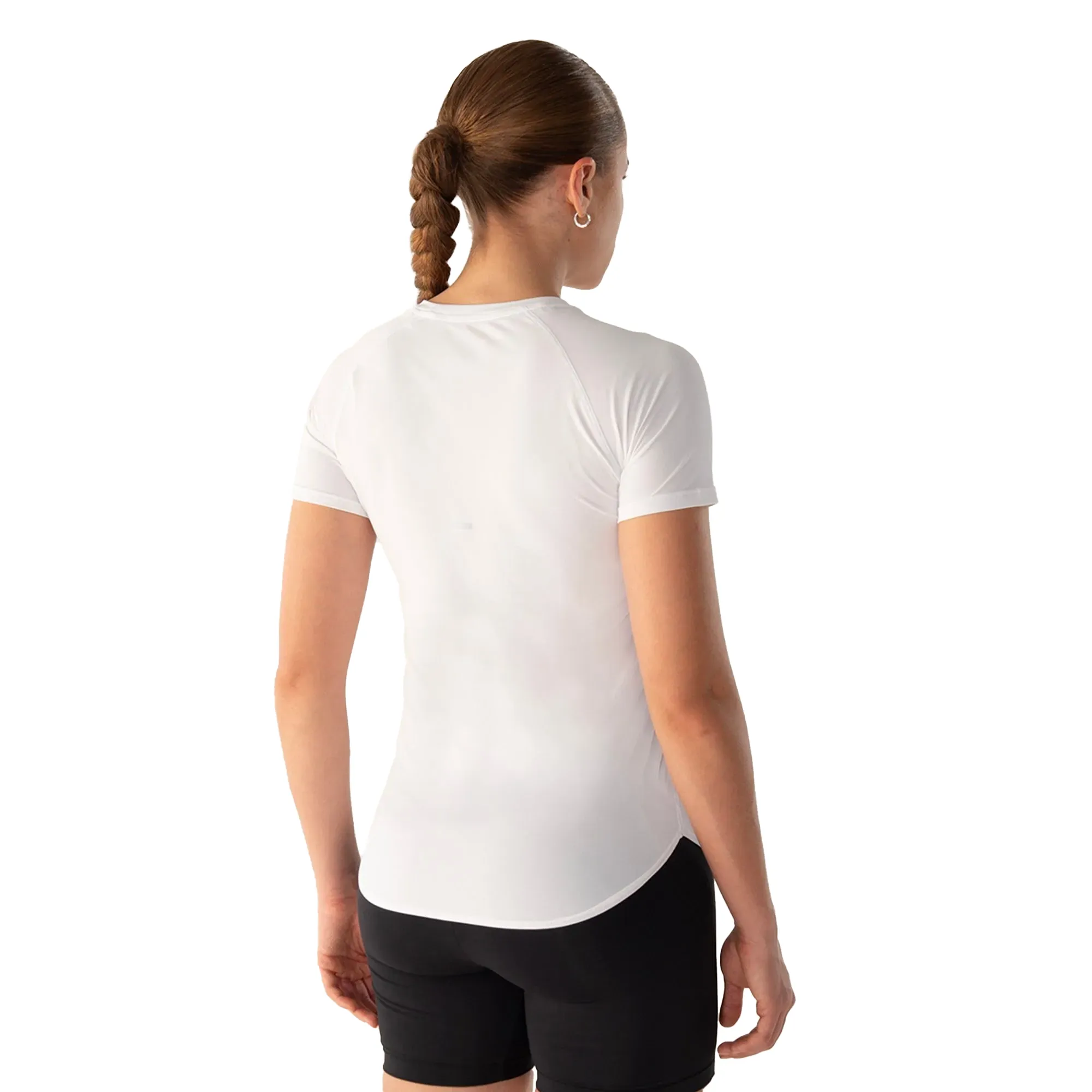 Camiseta feminina FILA branca em poliéster com mangas curtas vista lateral em modelo feminino